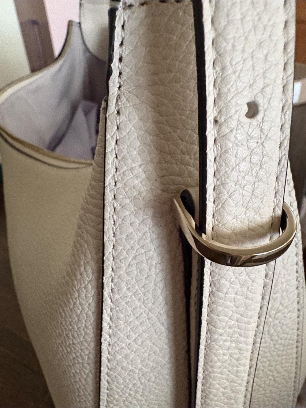 kate spade meringue pebbled leather shoulder bag with gold-tone logo - Picture 4 of 7